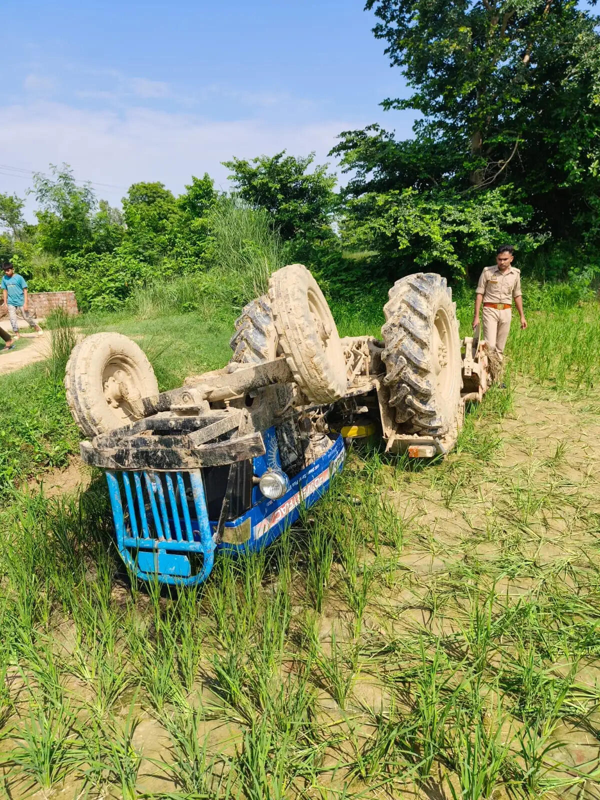 अनियंत्रित होकर पलटा ट्रैक्टर, चालक की मौत