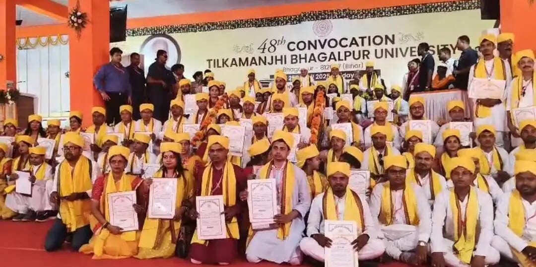 दीक्षांत समारोह में शामिल हुए कुलाधिपति, छात्र-छात्राओं को गोल्ड मेडल और स्मृति पदक देकर किया सम्मानित