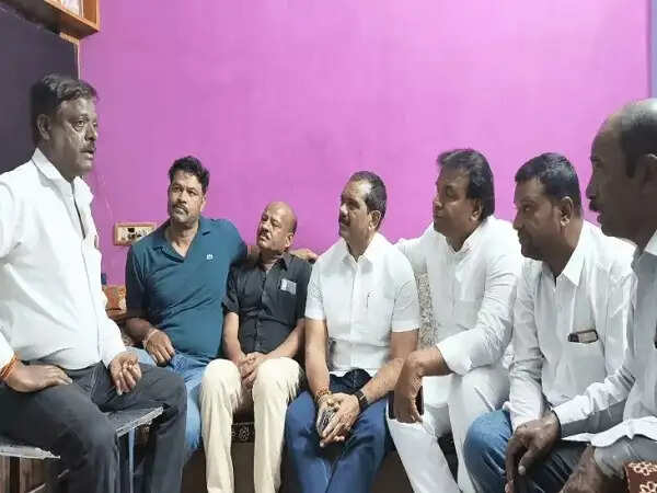 इंदौर&nbsp;भागीरथपुरा हादसे&nbsp;में मृतकों के घर पहुंचे कांग्रेसी, आयोग की रिपोर्ट पर उठाए सवाल