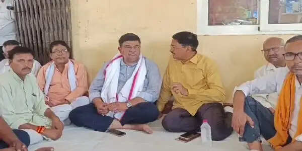 अलवर में सफाई कर्मचारियों की नियुक्ति पर विवाद, वन मंत्री संजय शर्मा निगम में धरने पर बैठे, बोले- कलेक्टर रहने लायक नहीं