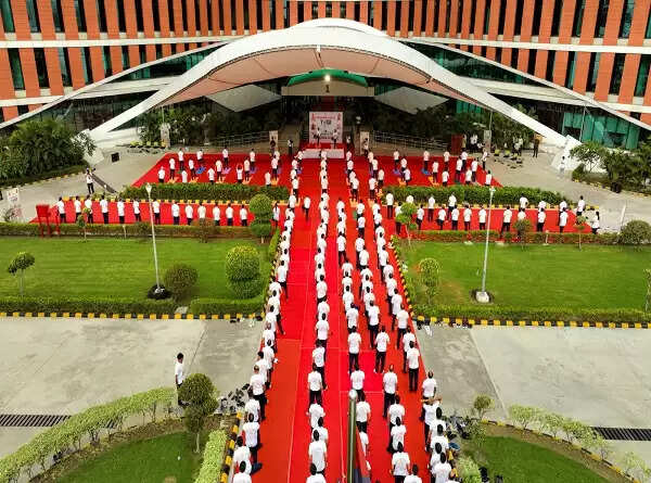 पुलिस मुख्यालय में डीजीपी ने पुलिस कर्मियों संग किया योग