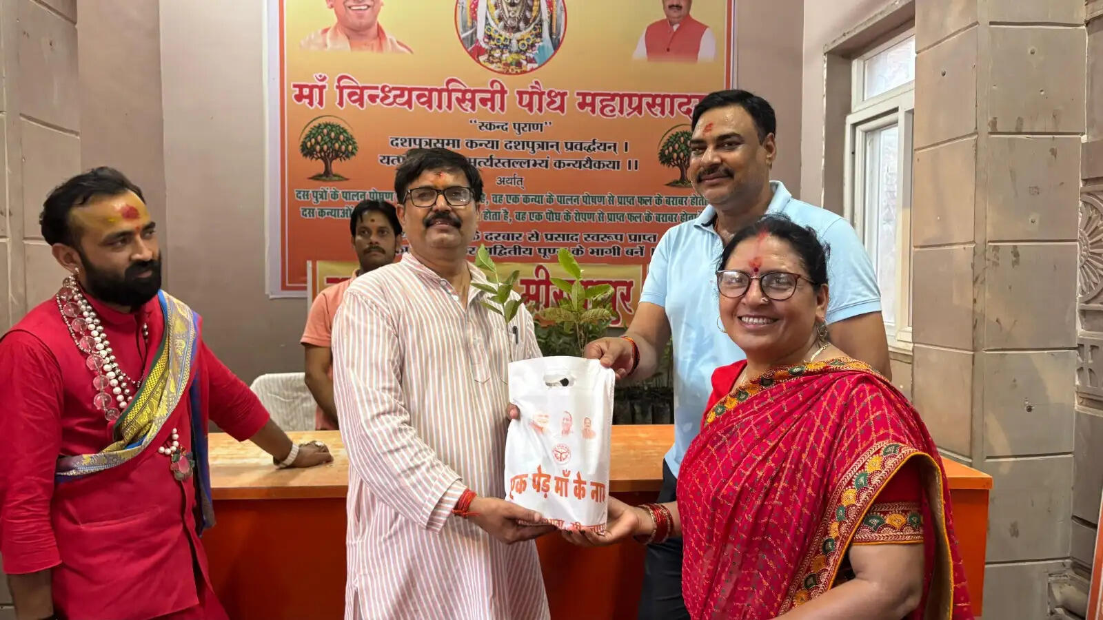 विंध्य पौध प्रसादम से हरित आस्था का संदेश, दो लाख से अधिक पौधे बांटे