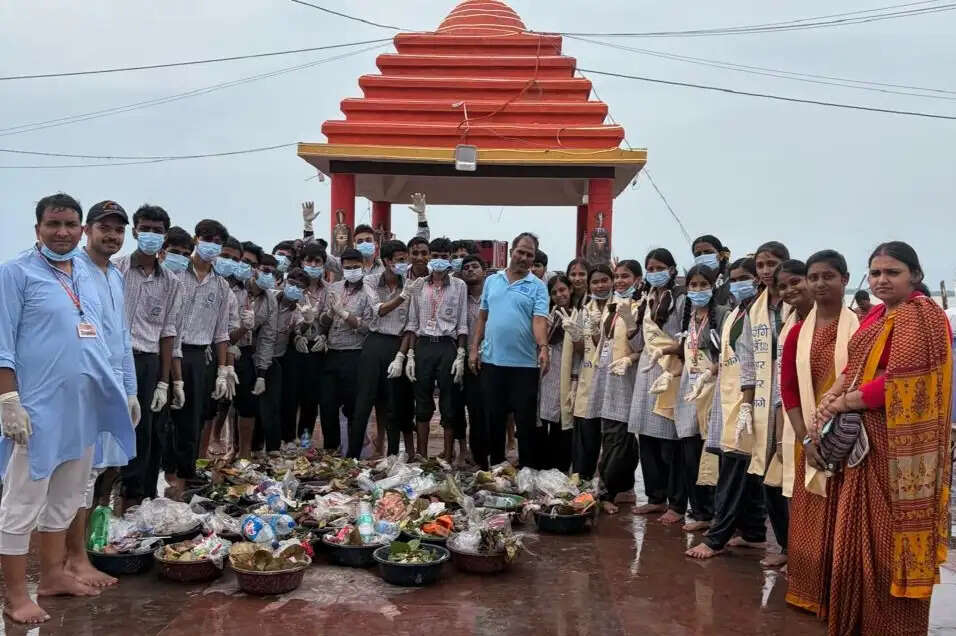 सुल्तानगंज के गंगा घाटों पर उमड़ा आस्था के साथ स्वच्छता का संकल्प, स्कूली बच्चों ने चलाया जागरूकता अभियान