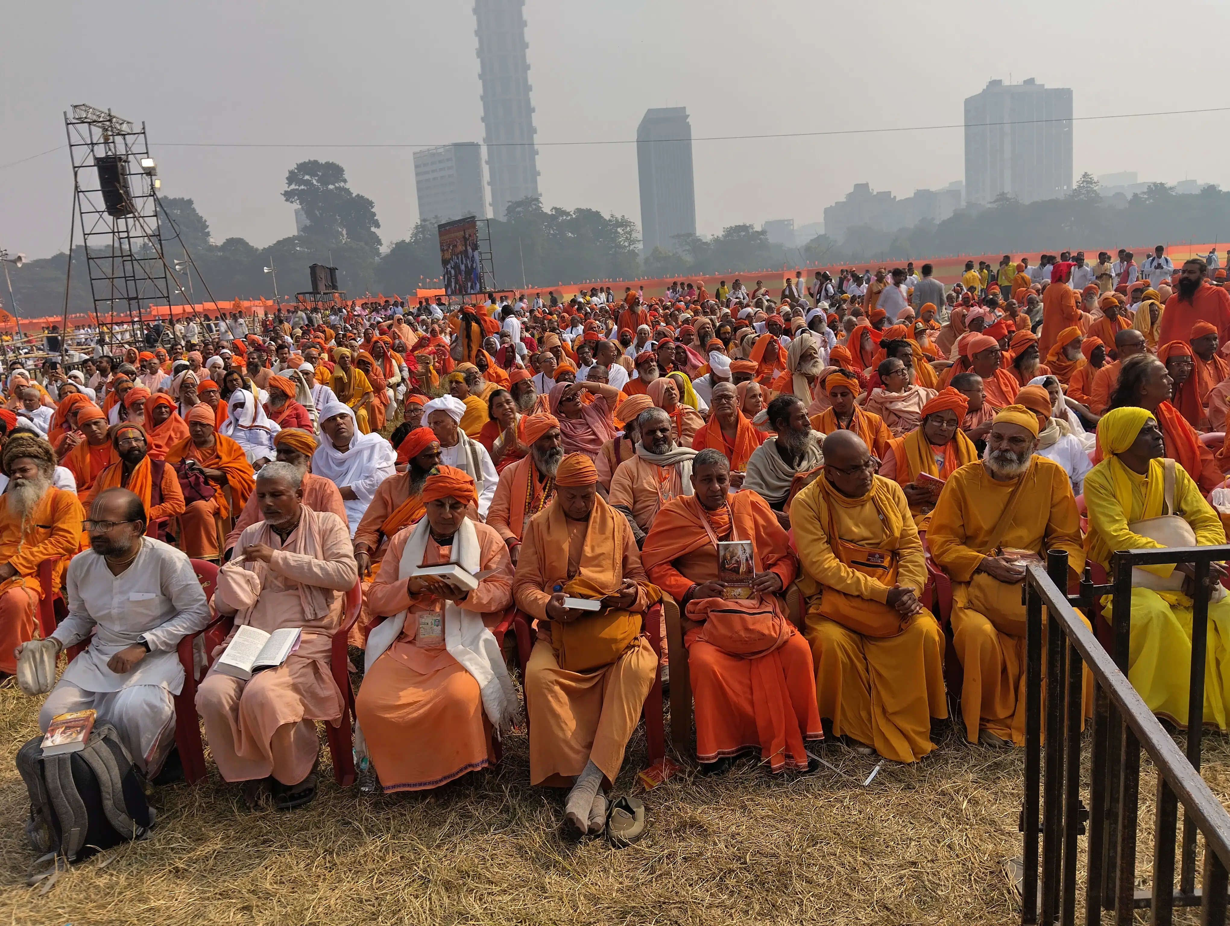 कोलकाता के ब्रिगेड परेड मैदान में बने थे 20 ब्लॉक, हर ब्लॉक में पांच हजार लोगों ने किया गीता पाठ