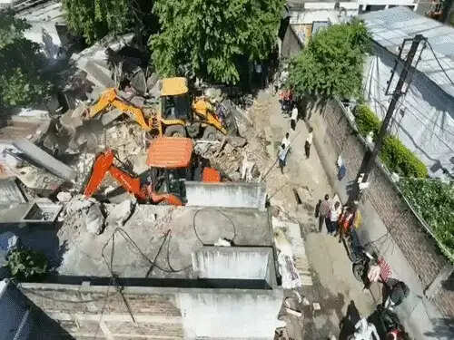 इंदौर&nbsp;में&nbsp;अन्नपूर्णा मंदिर के पास नगर निगम की कार्रवाई, 8 से 10 अतिक्रमण हटाए, रहवासियों ने जताई आपत्ति