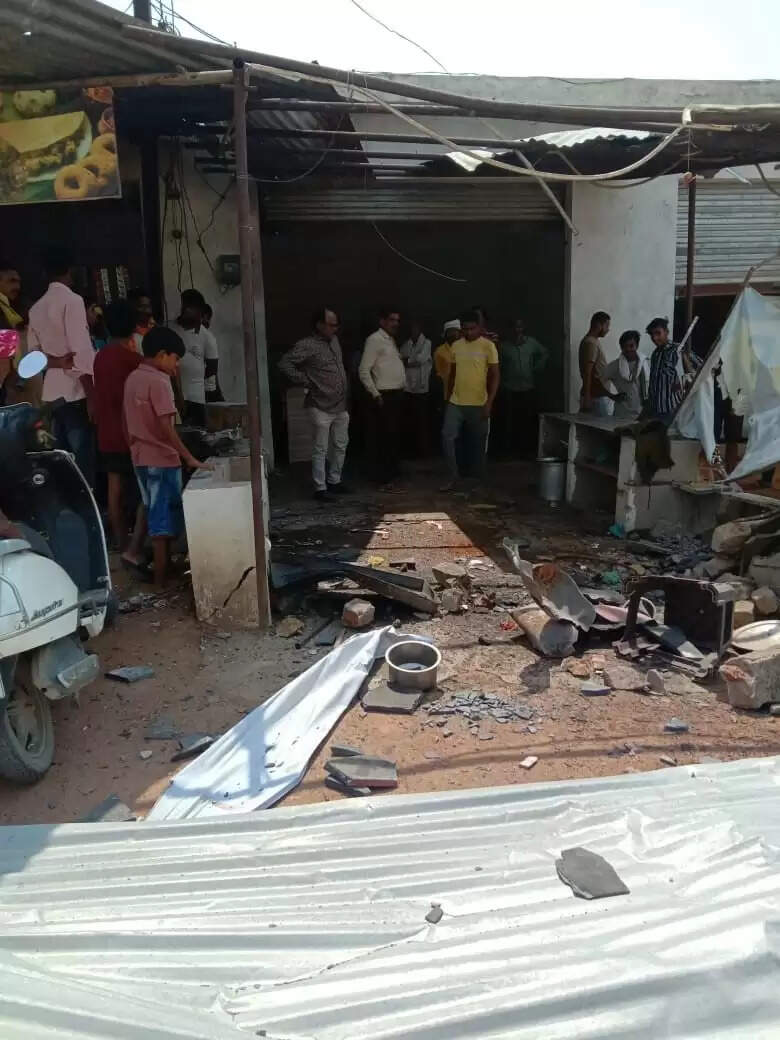 भोजनालय में गैस सिलिंडर ब्लास्ट, लोग बाल-बाल बचे