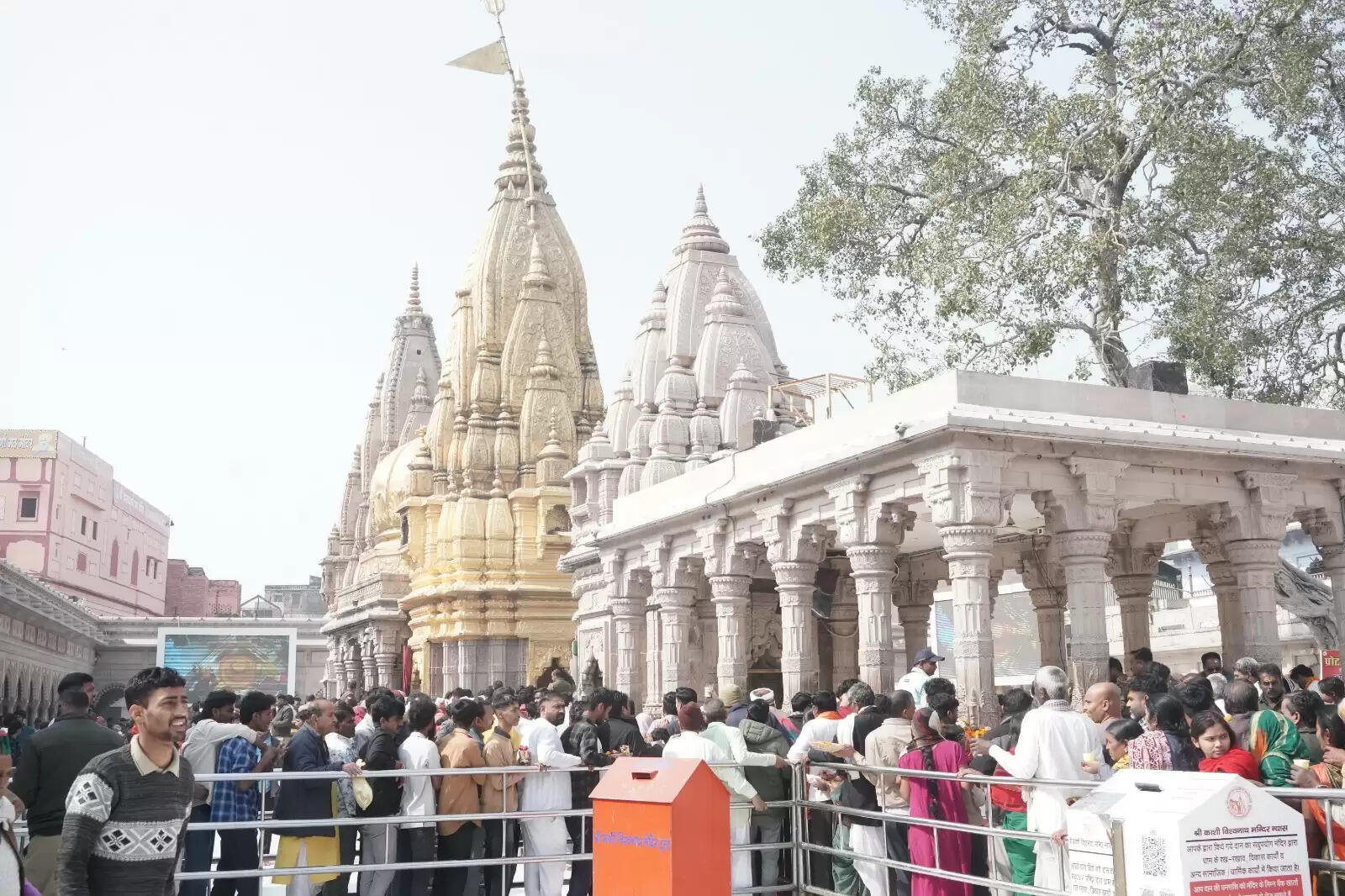 मकर संक्रांति पर्व पर काशी विश्वनाथ दरबार में आस्था का महासैलाब,मंदिर मार्ग श्रद्धालुओं से पटा