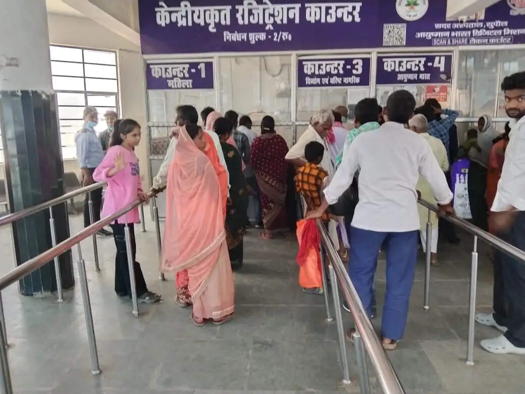 मौसम में बदलाव के कारण अस्पताल में बढ़ी मरीजों की संख्या