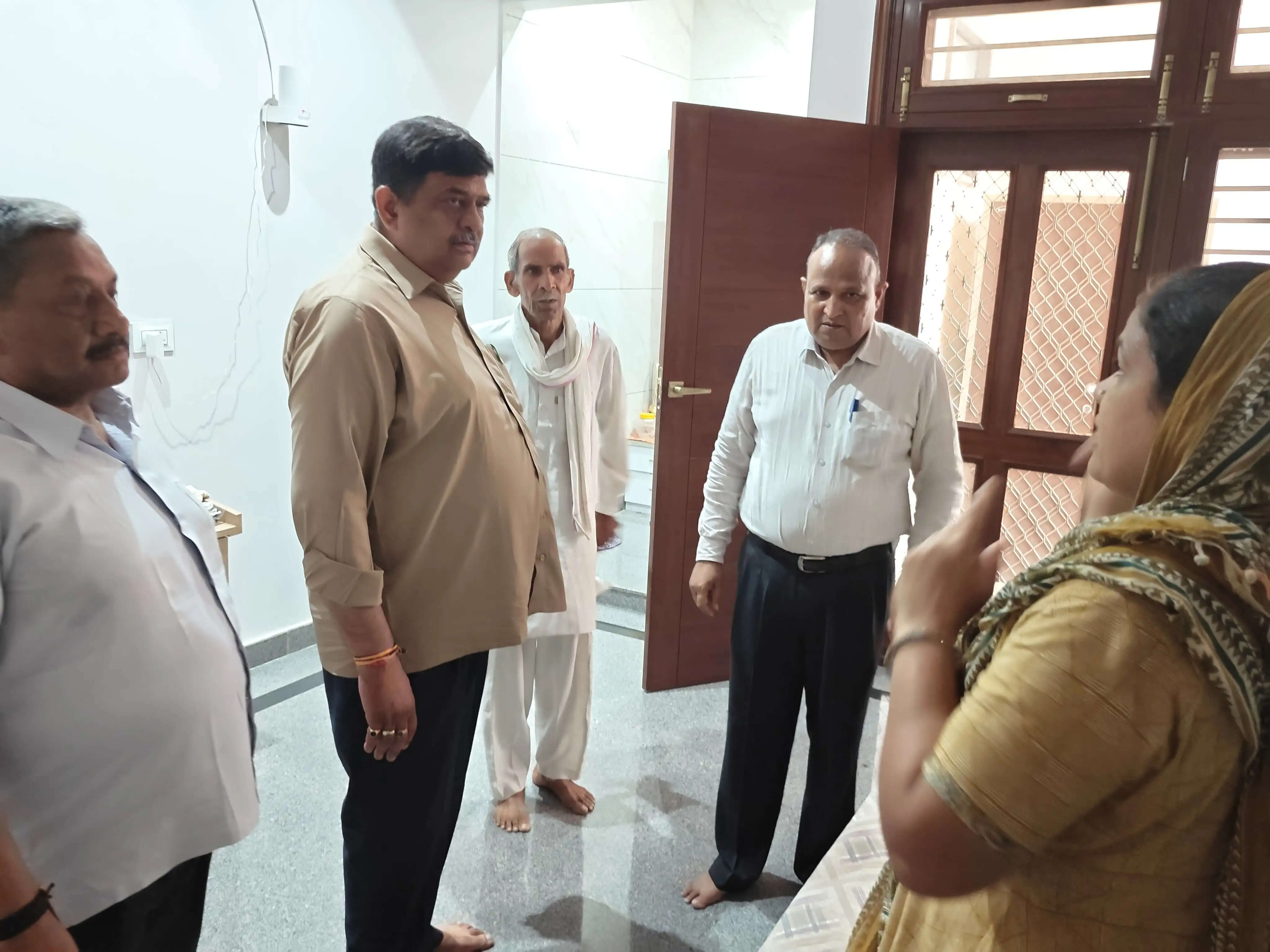 अलवर: वन राज्यमंत्री संजय शर्मा ने आपराधिक घटनाओं के पीड़ितों से की मुलाकात