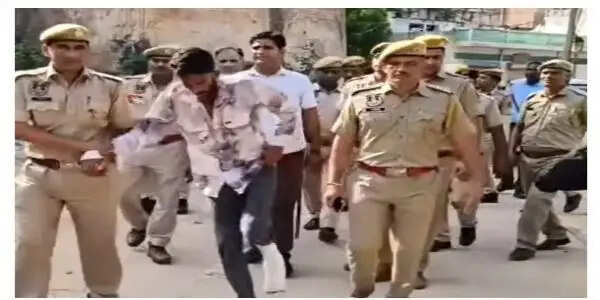 आमेर में चाकूबाजी मामला:पुलिस ने आरोपी को लंगड़ाते कदमों से बाजार में कराई पैदल परेड