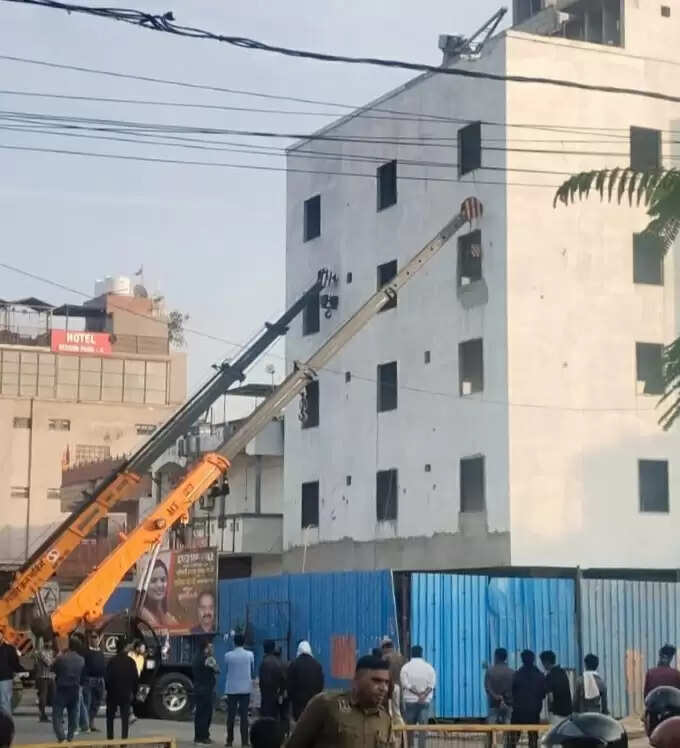 पांच मंजिला निर्माणाधीन बिल्डिंग में दरार आने से मचा हड़कंप