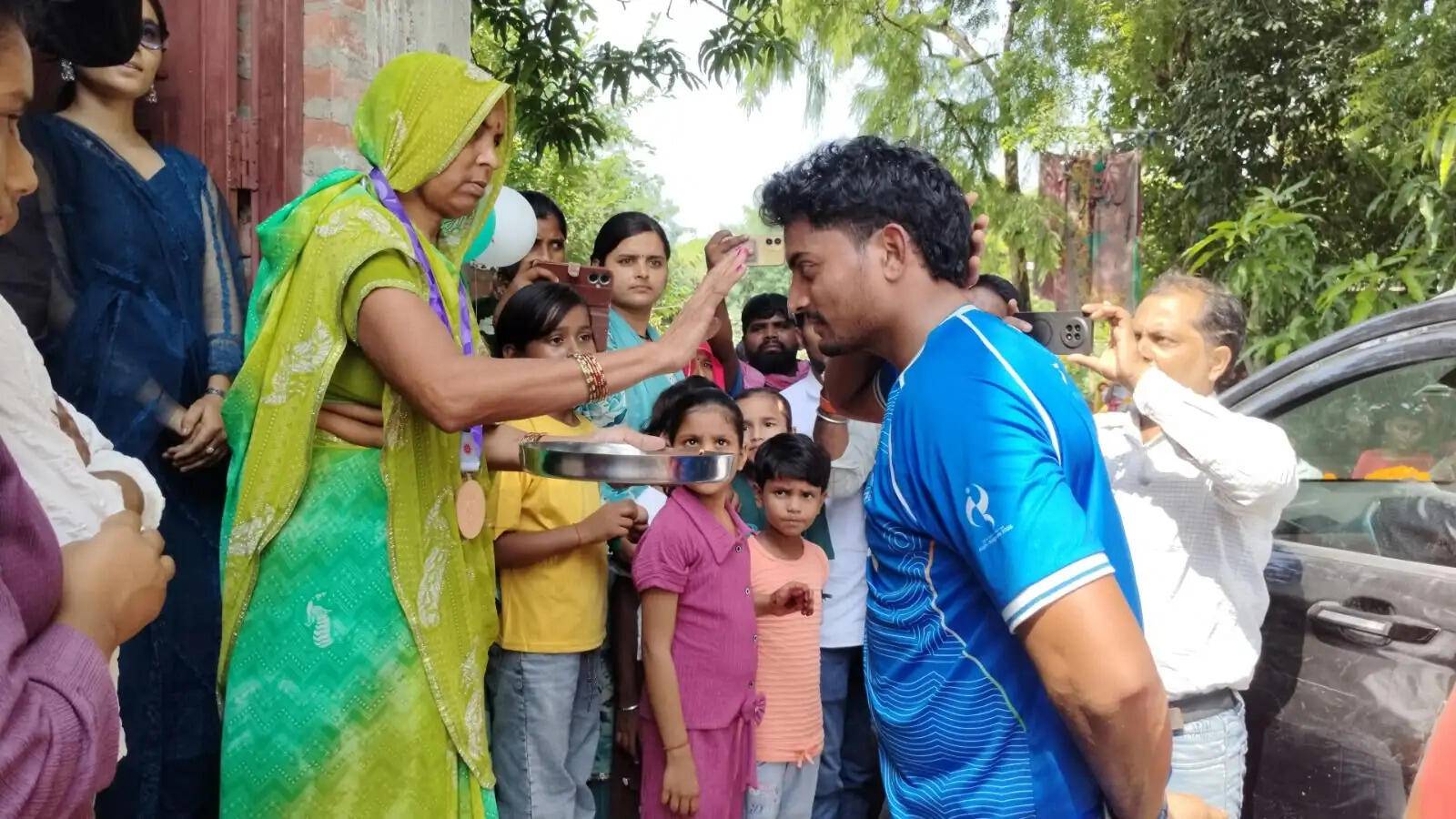 अंतरराष्ट्रीय एथलीट रोहित के स्वागत में उमड़ा जनसैलाब, फूल-मालाओं से पटा मियाचक से अदारी तक का रास्ता