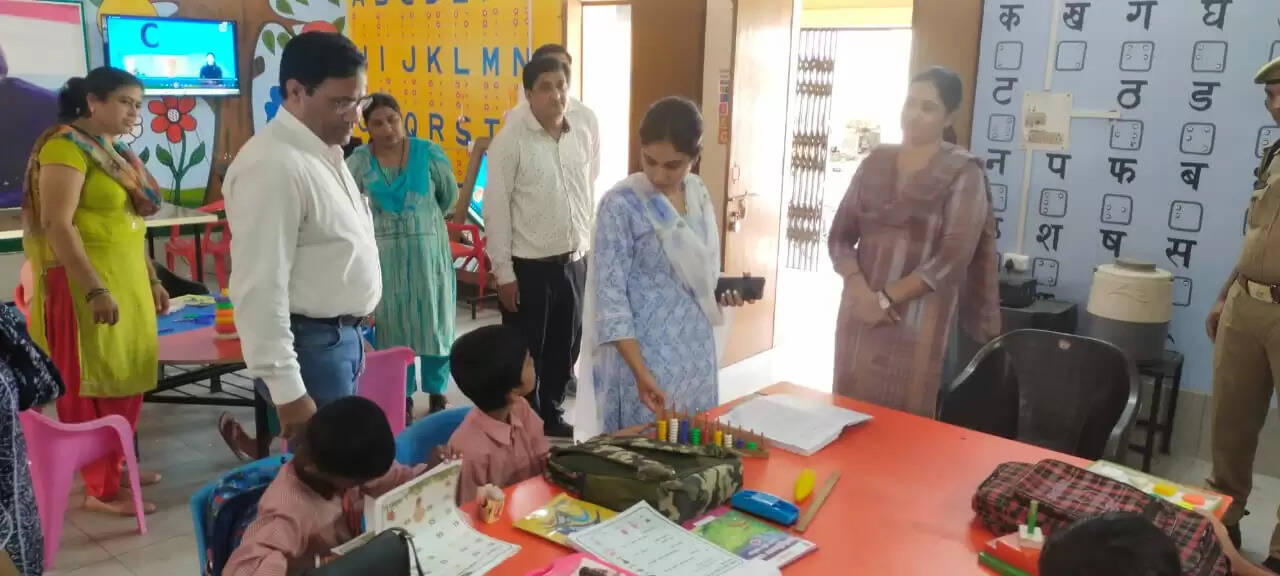 सुगम पुस्तकालय के निरीक्षण में दिव्यांग बच्चों की उपस्थिति कम होने पर सीडीओ खफा
