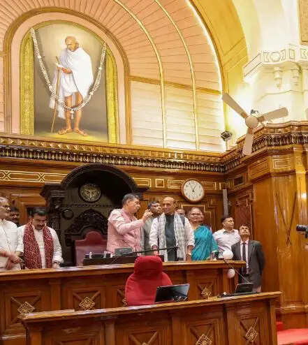 राजनाथ सिंह ने किया उत्तर प्रदेश विधानसभा के संग्रहालय का अवलाेकन