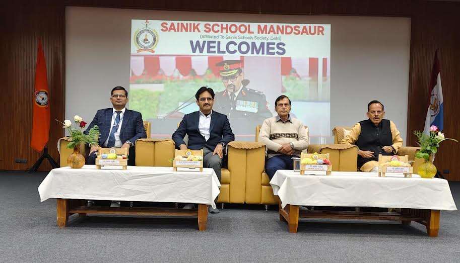 मंदसौर : पूर्व एनडीए डिप्टी कमांडेंट मेजर जनरल संजीव डोगरा पहुंचे सैनिक स्कूल