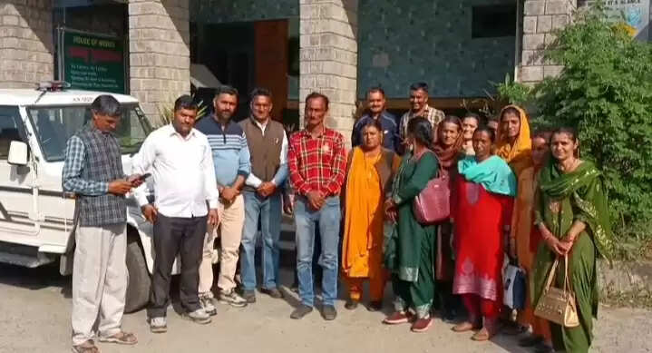 चुरवाधार में शराब के ठेके को बंद करने की मांग, स्थानीय लोग लामबंद