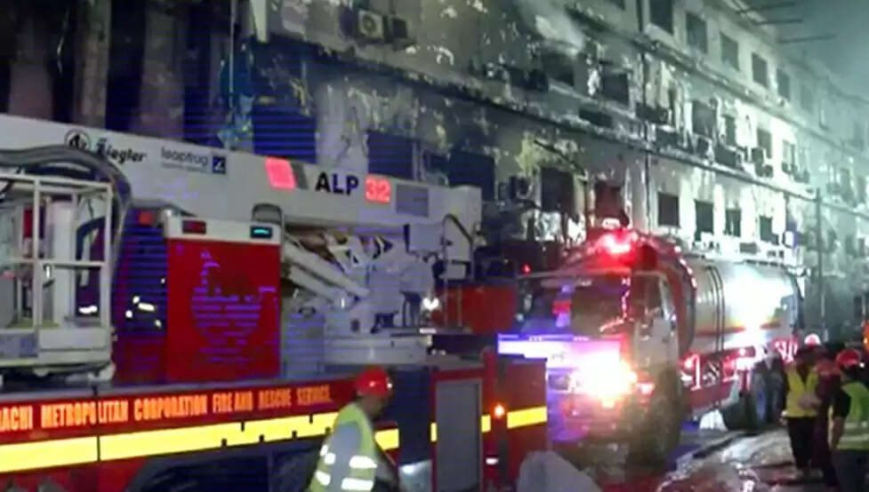 पाकिस्तान के कराची में शॉपिंग प्लाजा की आग में बुझ गए 26 घरों के चिराग, 18 की पहचान, 76 लोग लापता