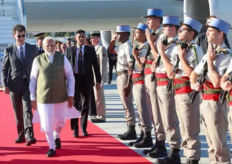 फ्रांस पहुंचे प्रधानमंत्री मोदी, नीस में हुआ भव्य स्वागत
