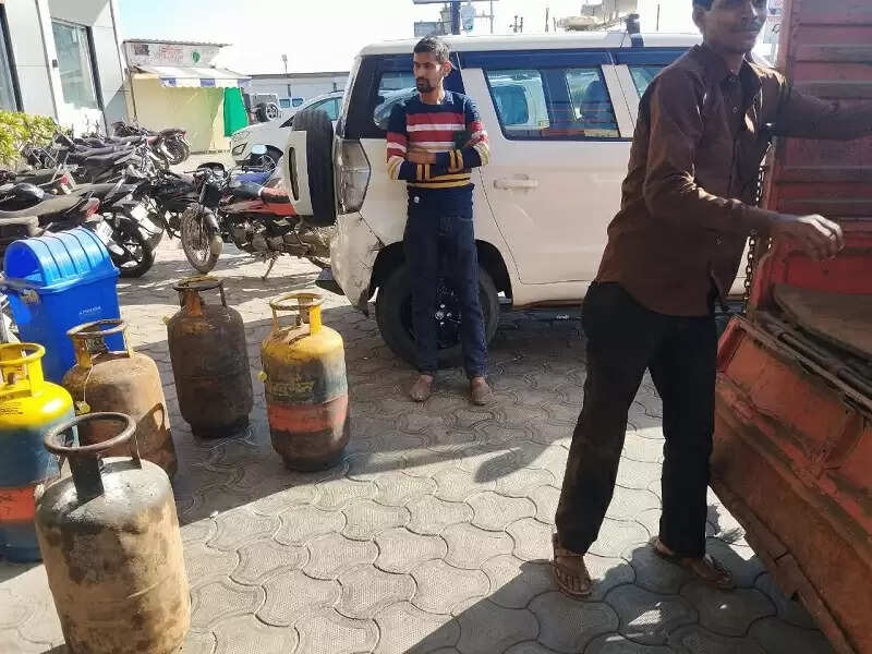 इंदौरः रेस्टोरेंट और ढाबों पर कार्रवाई, बड़ी संख्या में अवैध गैस सिलेंडर जब्त