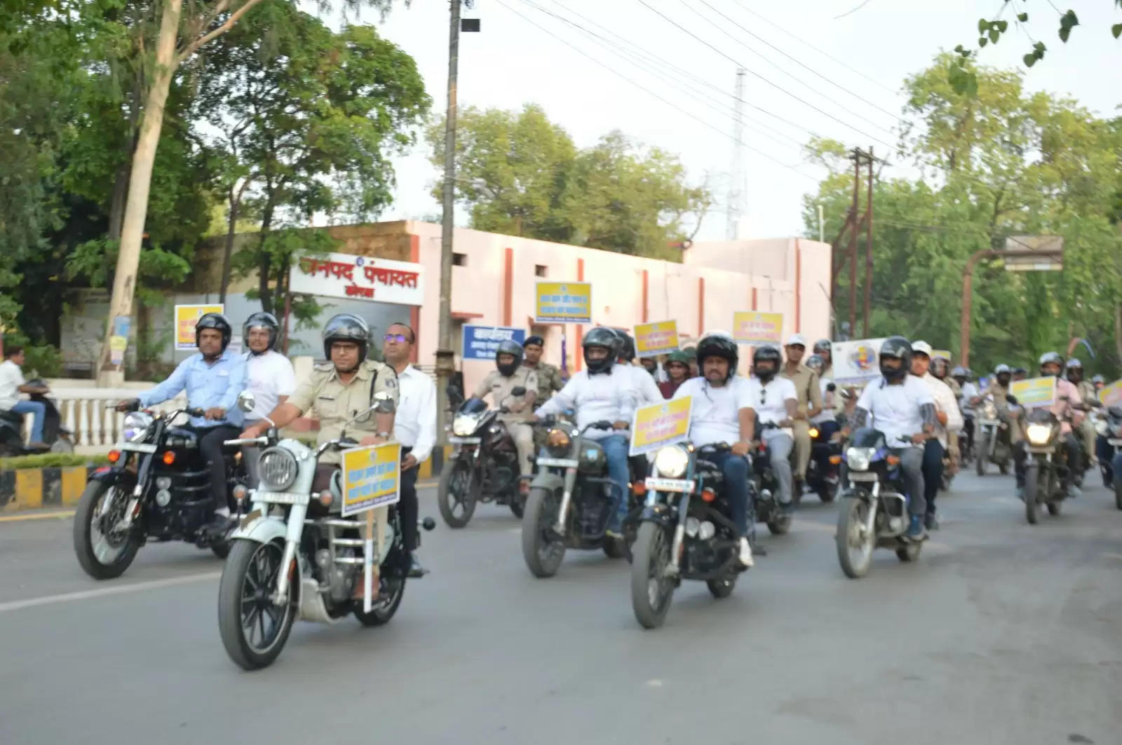 कोरबा: आम नागरिकों के साथ बाइक चलाकर कलेक्टर व एसपी ने मतदाताओं को किया जागरूक