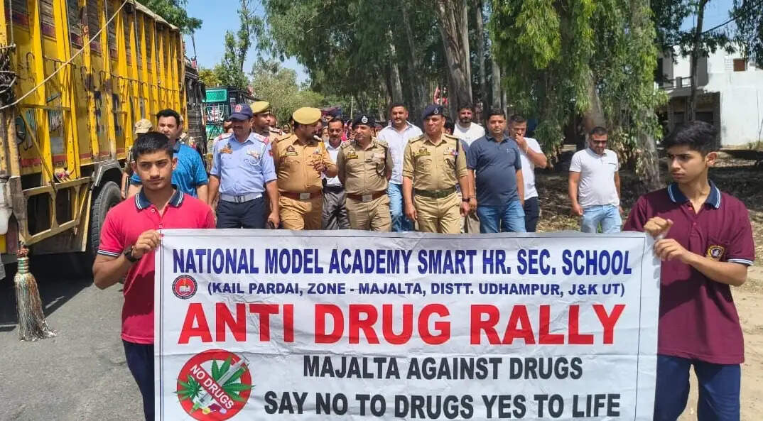 विद्यार्थियों ने नुक्कड़ नाटक और बैनरों के माध्यम से दिया नशा मुक्त समाज का संदेश