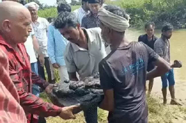 रीवाः बदमाश ने पहले मूर्ति पर पेशाब की, फिर नीचे पटका, ग्रामीणों ने किया शुद्धिकरण