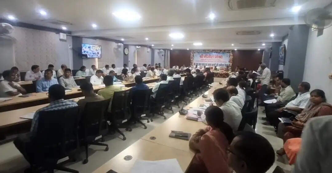 भागलपुर में बाढ़ आपदा की समीक्षा: पानी उतरते ही विशेष टीम करेगी नुकसान का सर्वे, पीड़ितों को नियमों के तहत मिलेगी पूरी सहायता