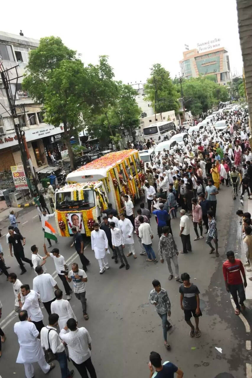 राजकीय सम्मान के साथ हुआ गुजरात के पूर्व मुख्यमंत्री विजय रूपाणी का अंतिम संस्कार