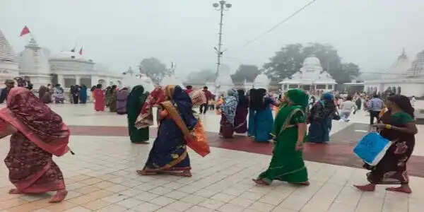 हरतालिका तीज पर अमरकंटक में उमड़ी श्रद्धालुओं की भीड़, नर्मदा समेत नदियों में किया मौनी स्नान
