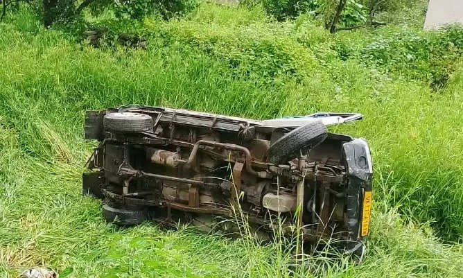 बोलेरो वाहन दुर्घटनाग्रस्त : एक वाहन सवार की हालत गंभीर