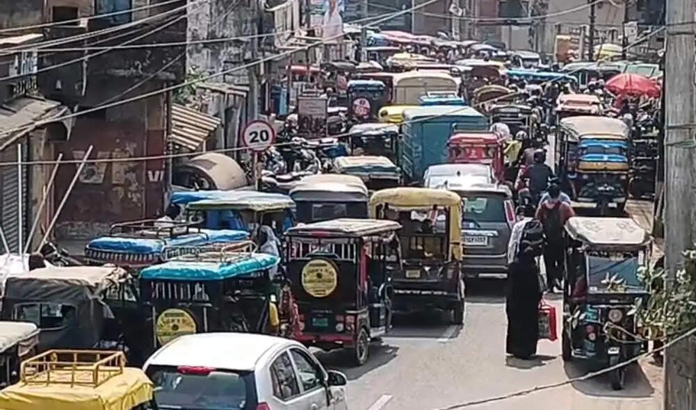 भागलपुर में लगा भीषण जाम, फंसीं एंबुलेंस और स्कूल बसें