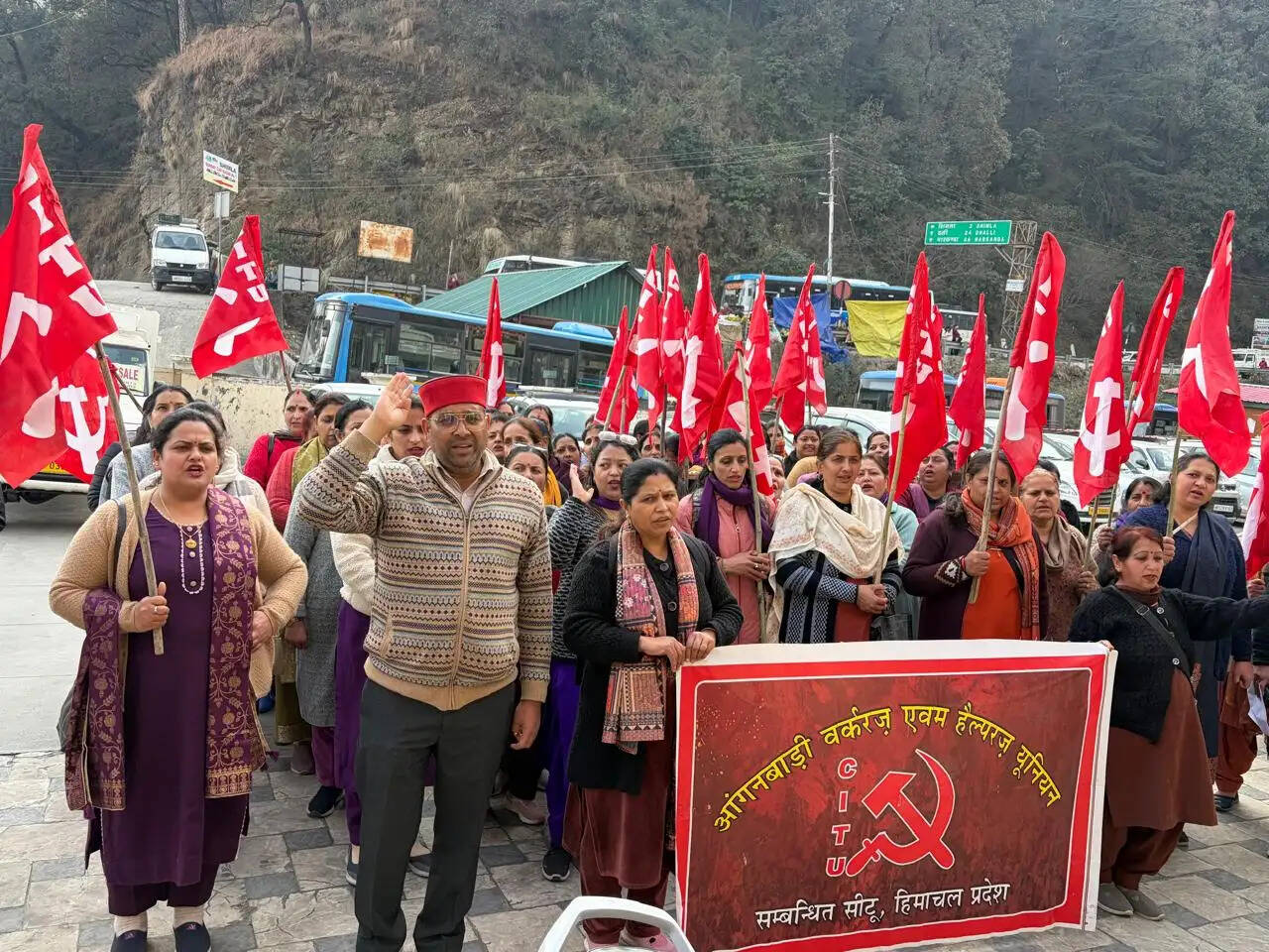 शिमला में आंगनबाड़ी कर्मियों का प्रदर्शन, आंदोलन तेज करने की चेतावनी