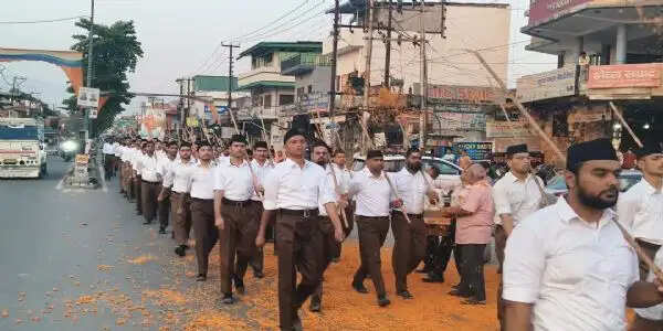 स्वयंसेवकों ने राष्ट्र के प्रति&nbsp;निष्ठा और अनुशासन का पथ संचलन में दिया संदेश