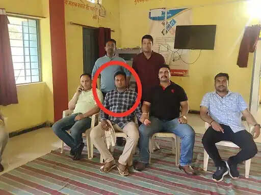 दमोह:&nbsp;पीएम आवास योजना की किस्त जारी करने के नाम पर 8 हजार रुपये की रिश्वत लेते रोजगार सहायक गिरफ्तार