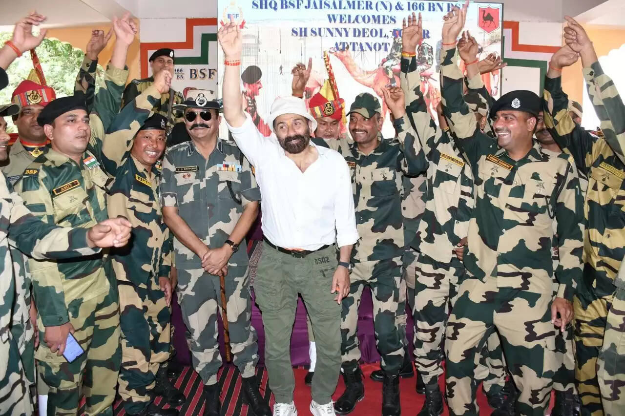 फिल्म अभिनेता सनी देओल ने तनोट माता के दर्शन किए और बीएसएफ जवानों से की मुलाकात