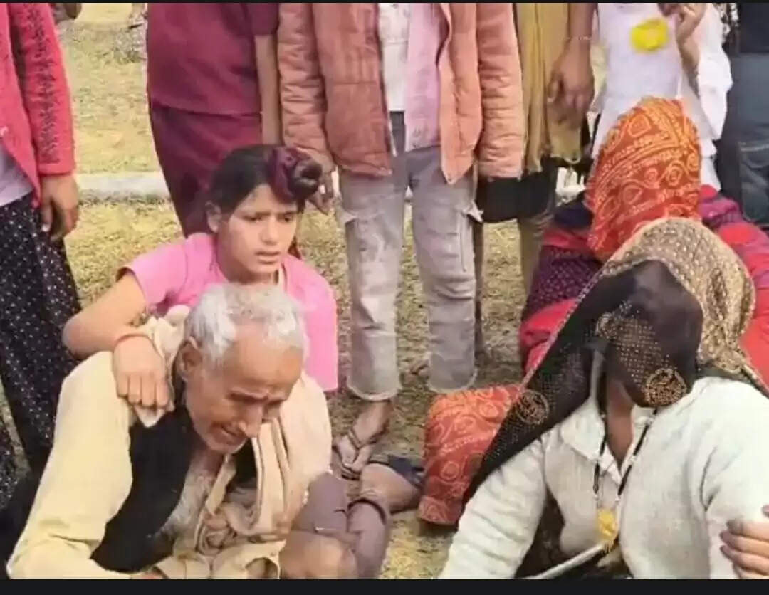 औरैया में मिट्टी का टीला ढहने से महिला की दर्दनाक मौत, दो माह में अनाथ हुए दोनाें बेटे