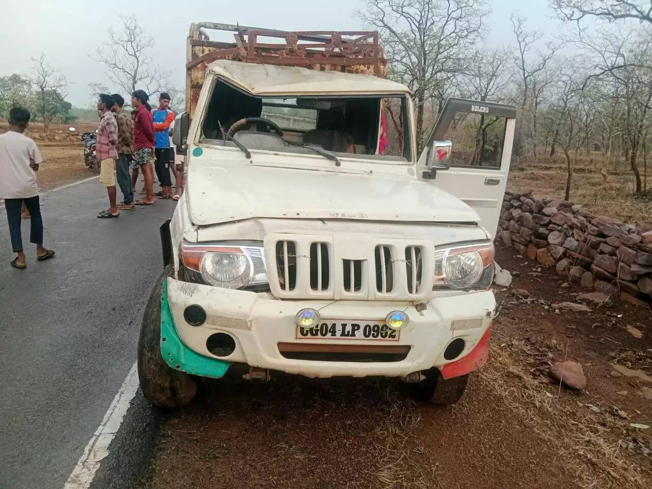 पिकअप पलटी, दो कमार महिलाओं की दर्दनाक मौत