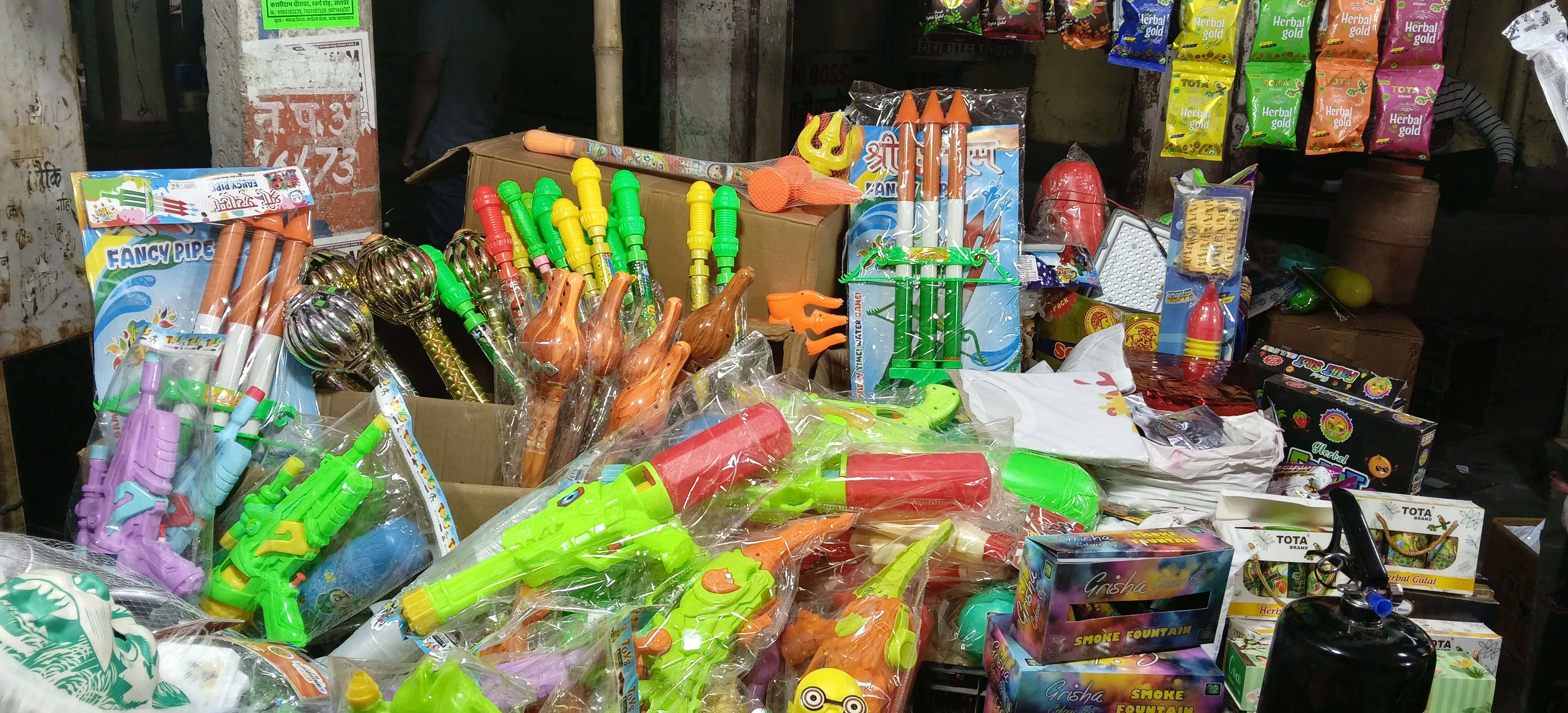 अलवर में सजा होली का रंगीन बाजार, त्रिशूल से मिसाइल तक की अनोखी पिचकारियों की धूम