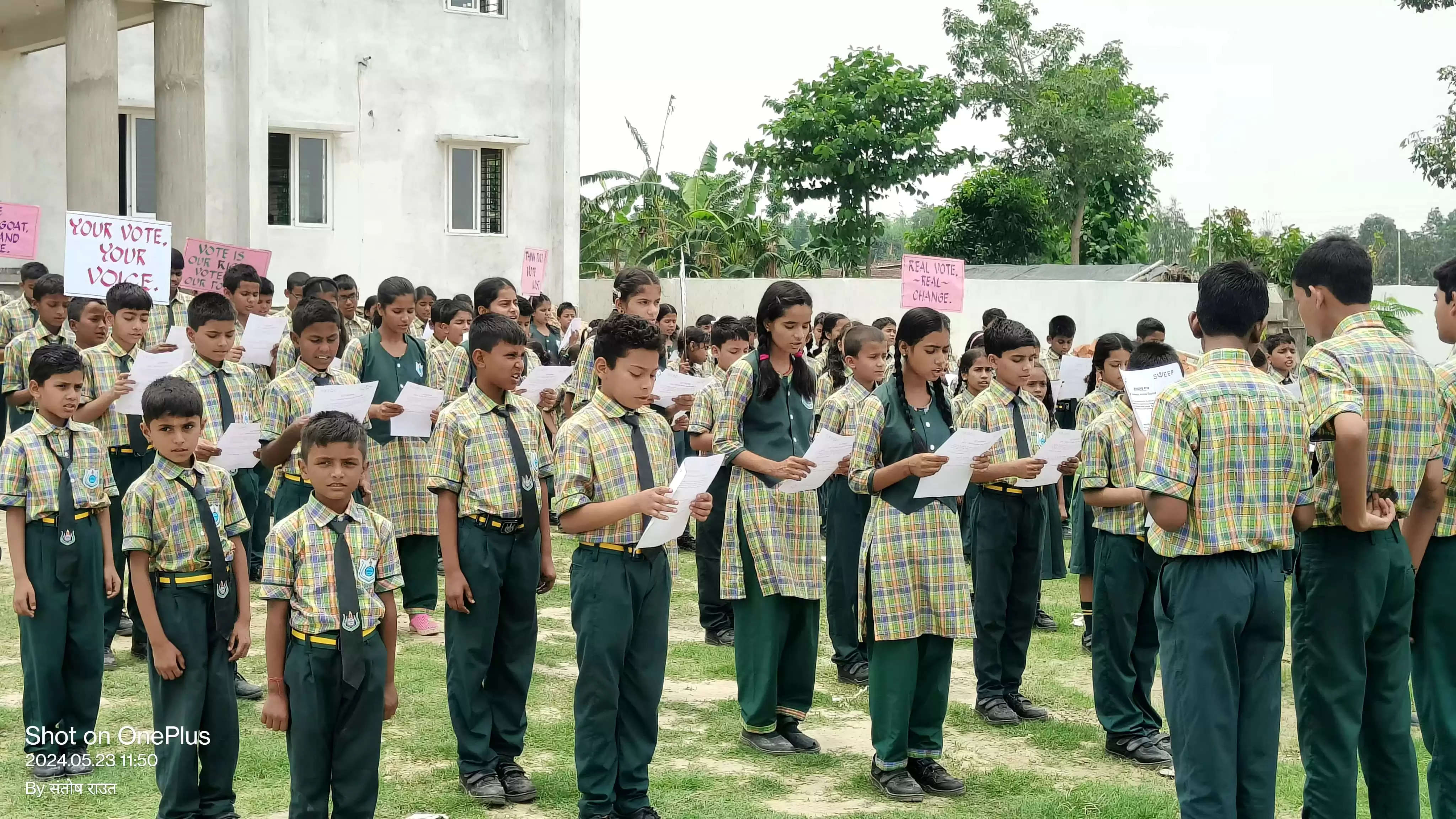 मतदान करने के लिए स्कूली बच्चो ने अपने माता-पिता से भरवाया संकल्प पत्र