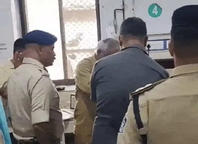 मप्र के सीधी में चक्काजाम खुलवाने पहुंचे थाना प्रभारी पर हमला, सिर पर कुल्हाड़ी मारी