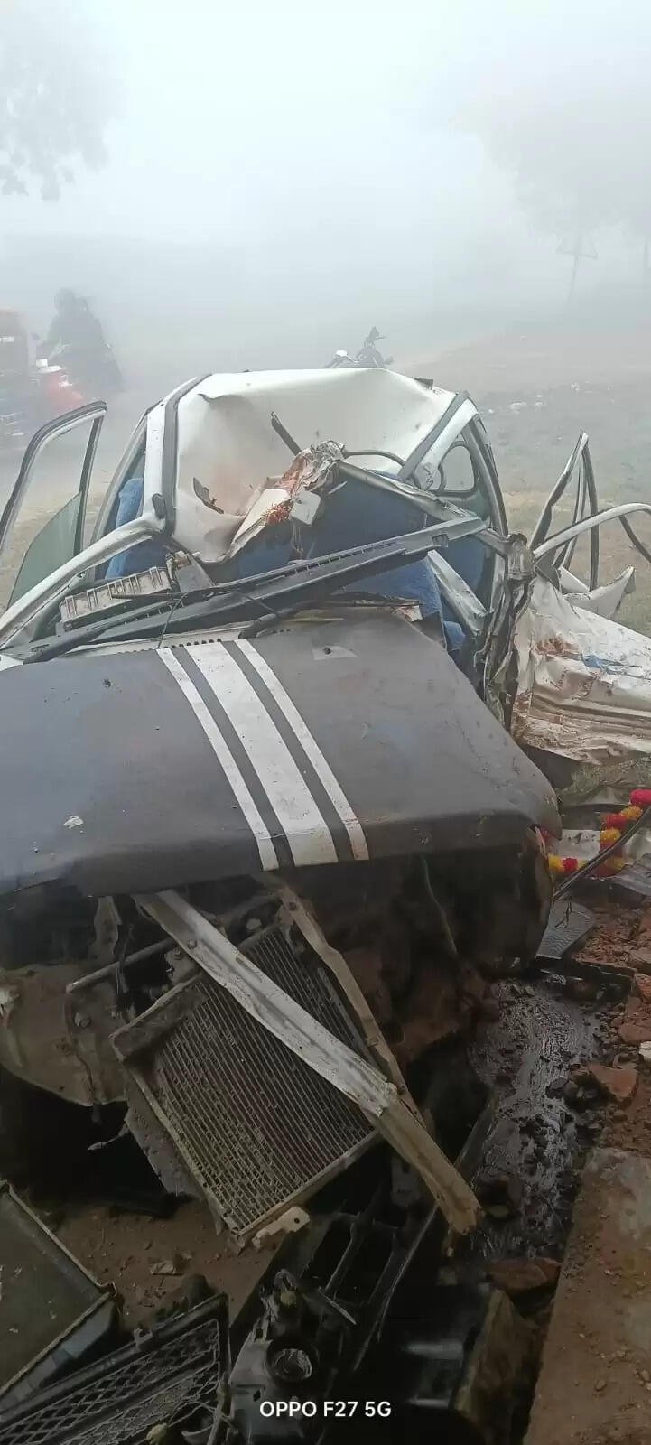 बलिया में सड़क किनारे दुकान में घुसी कार, दो की मौत