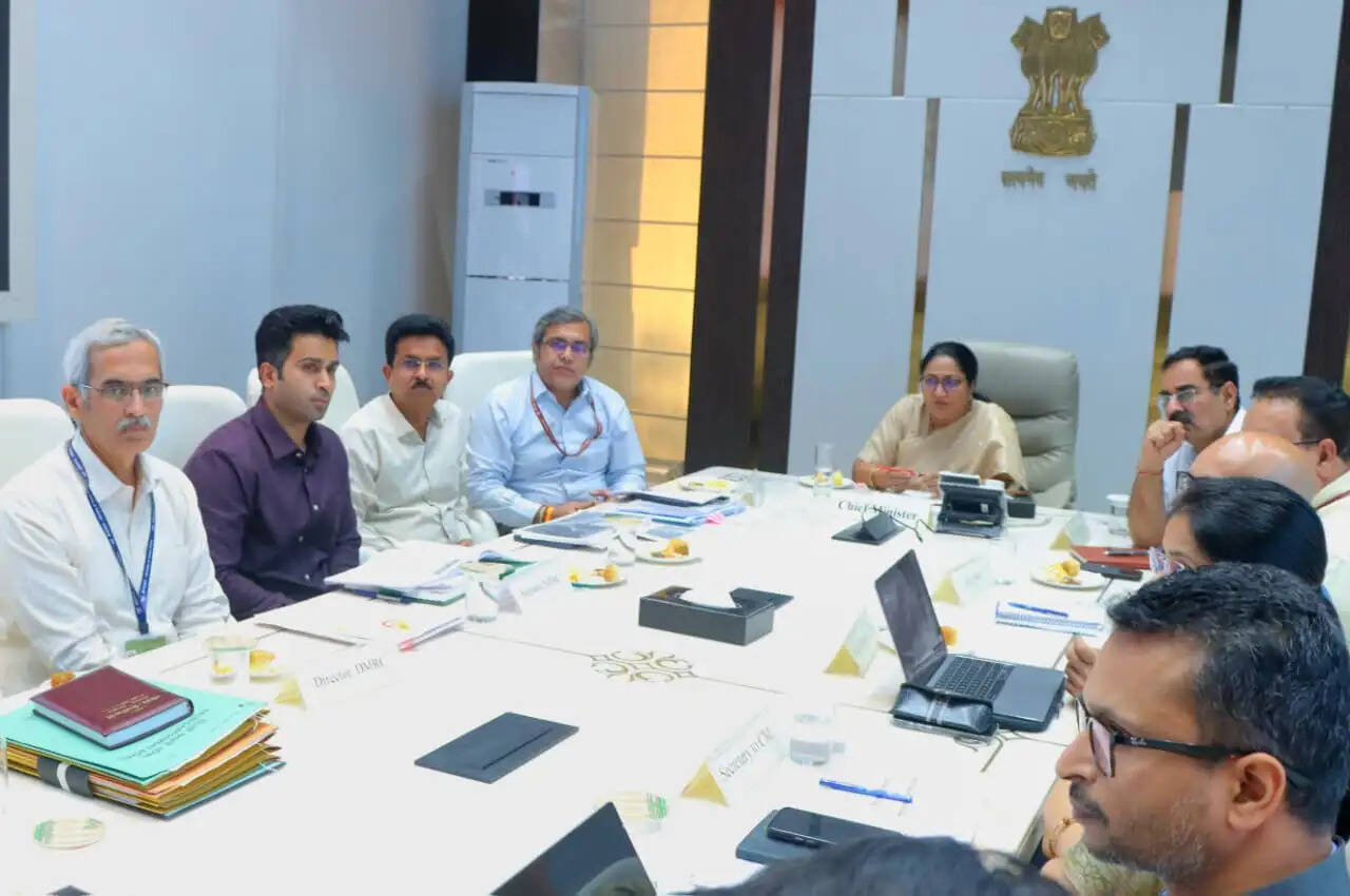 मानसून से पहले नालों की सफाई का लक्ष्य, सभी विभाग समन्वय से कार्य करें : रेखा गुप्ता