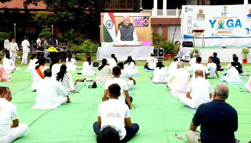 भोपालः लोकभवन में मना 12वाँ अंतरराष्ट्रीय योग दिवस, प्रधानमंत्री के उद्बोधन का हुआ सजीव प्रसारण