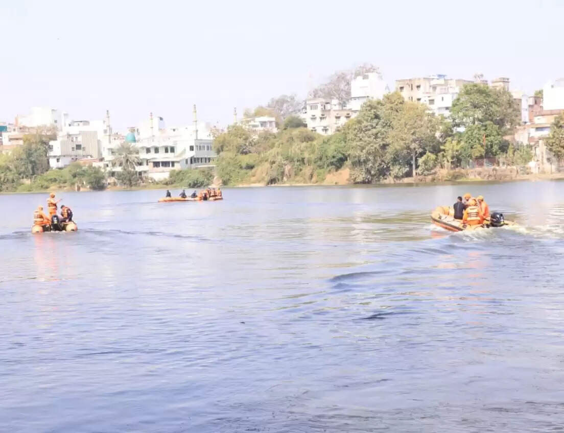 झाबुआ: जल आपदा प्रबंधन को लेकर एनडीआरएफ एवं एसडीईआरएफ का बहादुर सागर तालाब पर वाटर फ्लड रेस्क्यू डेमोंस्ट्रेशन
