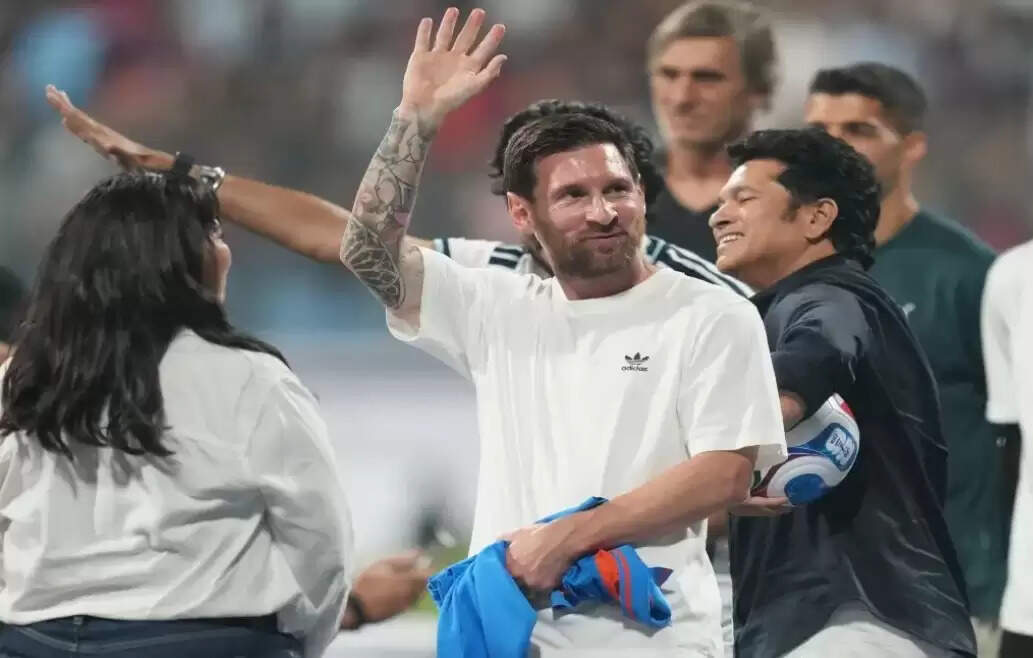 अरुण जेटली स्टेडियम के बाहर गूंजे ‘मेसी,मेसी’ के नारे, उमड़ा फैंस का सैलाब