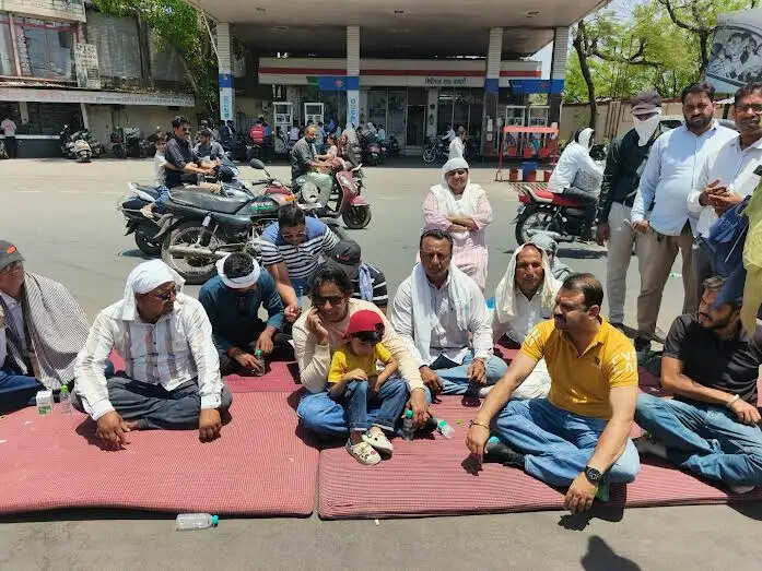 मंदसौर: पटेल चौराहे पर वन-वे व्यवस्था के खिलाफ दूसरे दिन भी प्रदर्शन जारी