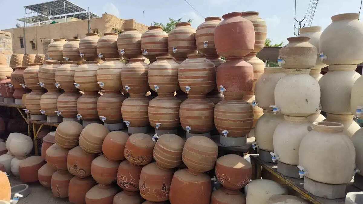 देसी ठंडक की वापसी: बाजारों में मटकों की मांग ने पकड़ी रफ्तार &nbsp;