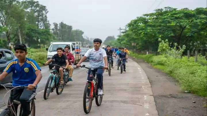 धारः संडे ऑन साइकिल कार्यक्रम के तहत केन्द्रीय मंत्री सावित्री ठाकुर ने किया साइकिल रैली का शुभारम्भ