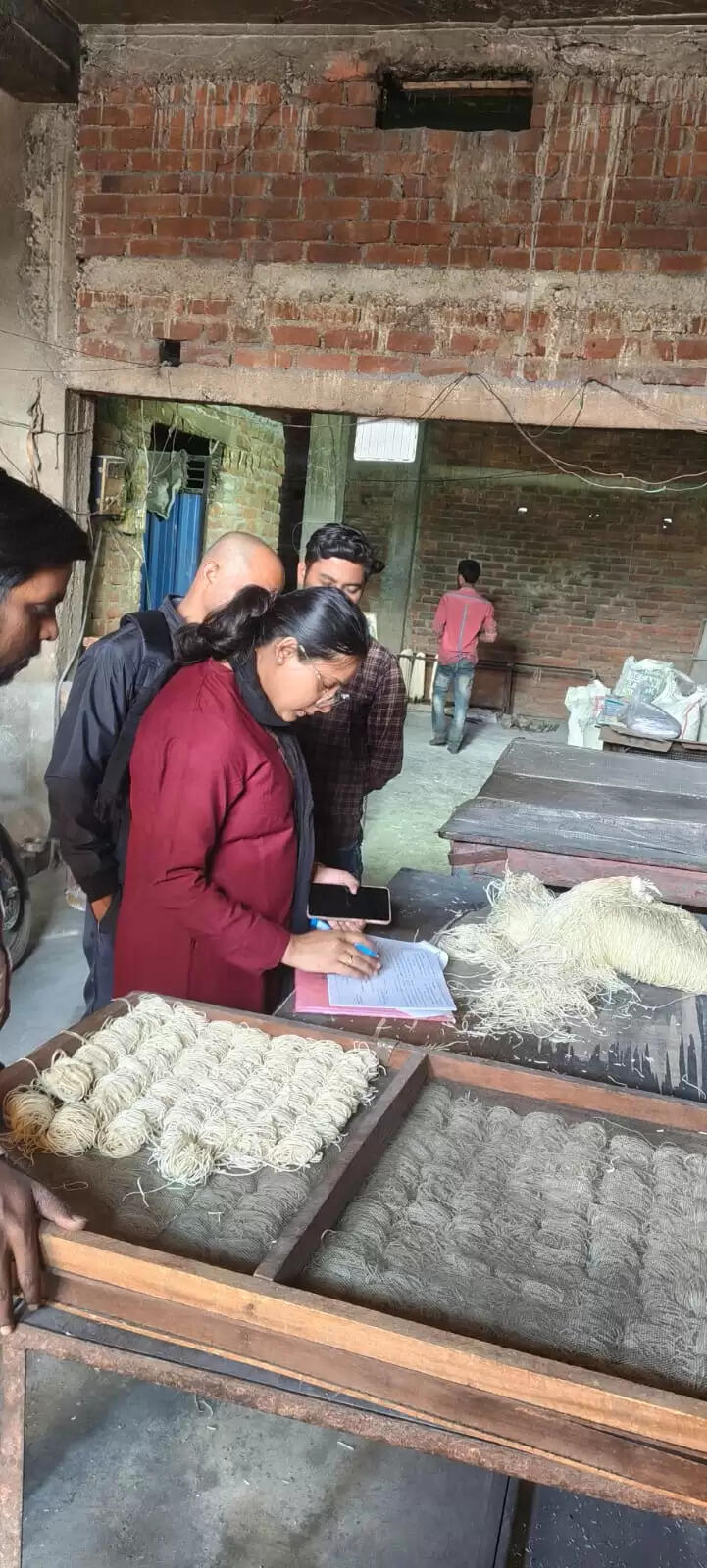 चाऊमीन की तीन फैक्ट्रियों पर खाद्य विभाग ने की छापेमारी, वसूला जुर्माना