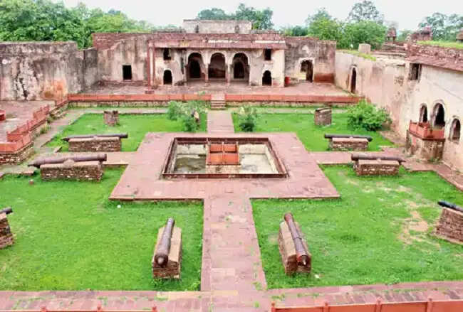 मप्र के ऐतिहासिक नरवर किले से 400 साल पुरानी तोप चोरी, जांच में जुटी पुलिस